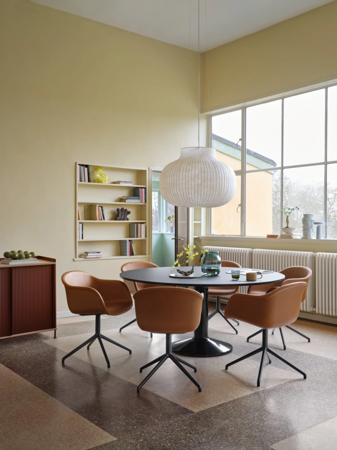 23823-en-midst-table-160-black-fiber-armchair-swivel-refine-leather-cognac-black-strand-80-silent-20-enfold-148x45-h85-oak-deep-red-ease-raise-muuto-org.webp