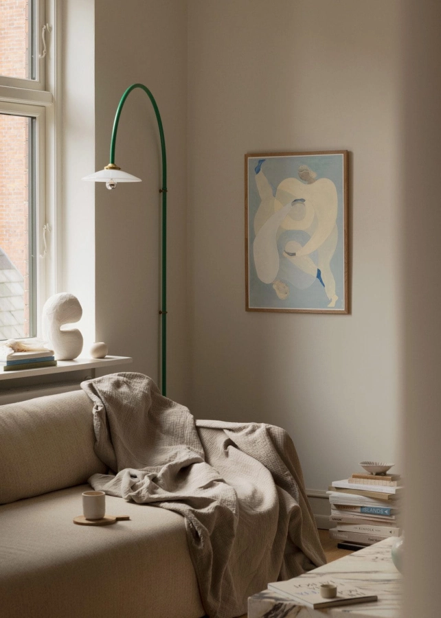 Sofia_Lind_Hold_You_Blue_Lifestyle_Low_Res.jpg
