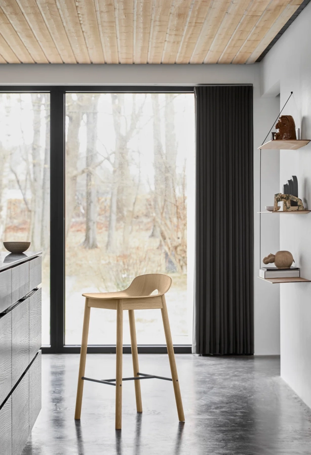 WOUD_SS22_MONOCOUNTERCHAIR_STEDGE_HIBO_ARKIV.jpg_1_1015x1486.webp