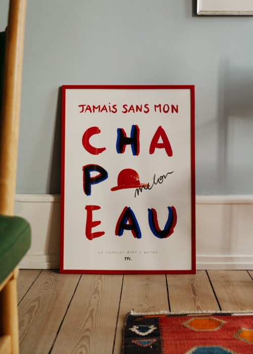 TPC_Le_Chapeau_Rond__Rouge_Lifestyle_No_02_Low_Res-1000x1400.jpg