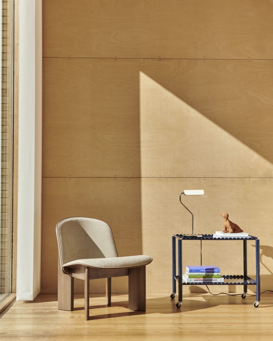 Chisel Lounge Chair front uph Linara 216 wb lacquered walnut_Arcs Trolley Low steel blue_Apex Table Lamp iron oyster white.jpg