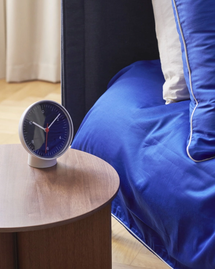 Table Clock white 02_Outline Bedlinen vivid blue.jpg