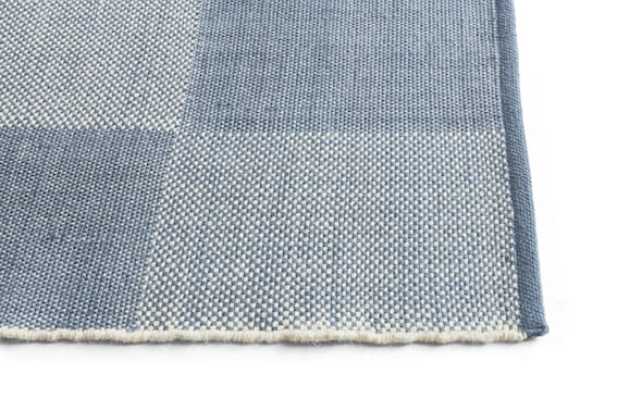 Small Check Rug 140x200 light blue_detail.jpg
