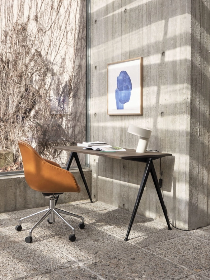 Pyramid Table 01 smoked oak Tabletop black frame_AAC 155_Sense cognac alu tilt swivel base_Slant white.jpg