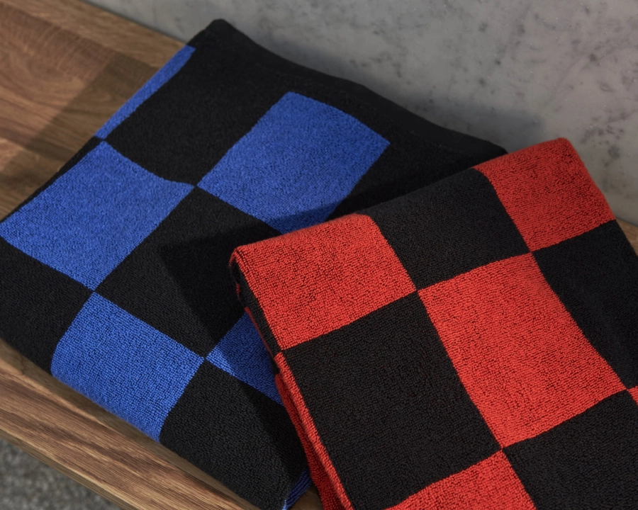 Triangle Leg Bench L150xW40xH46 wb lacquer oak_Check Hand Towel cobalt blue_poppy red.jpg