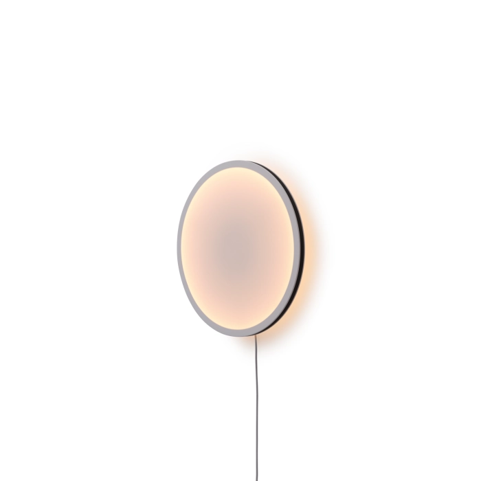 26248-en-calm-wall-lamp-50-black-w-cable-dim-angle-muuto-5000x5000-hi-res.webp