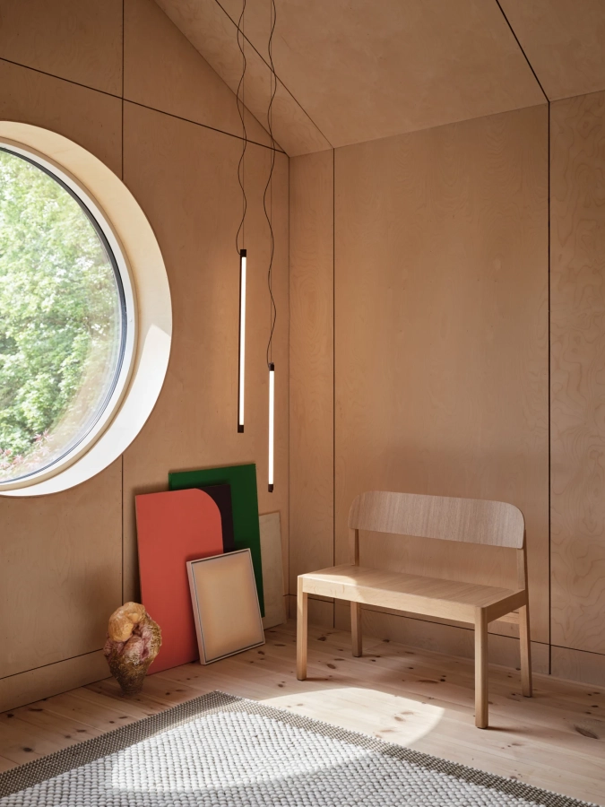 26113-en-workshop-bench-oak-pebble-rug-brown-green-fine-suspension-lamp-60-90-muuto-org.webp