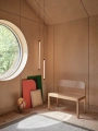 26113-en-workshop-bench-oak-pebble-rug-brown-green-fine-suspension-lamp-60-90-muuto-org.webp