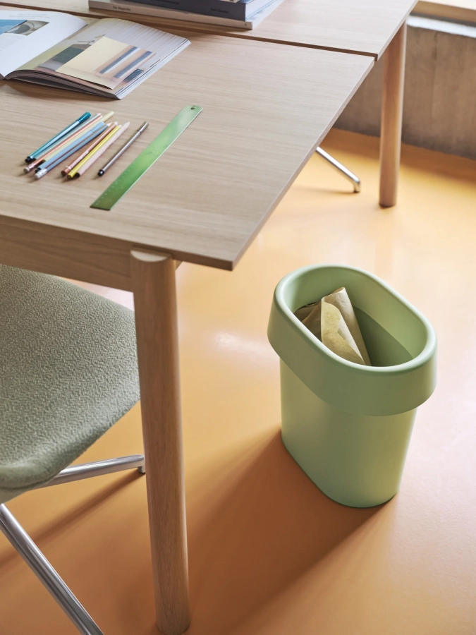 26111-en-reduce-paper-bin-light-green-linear-system-oak-fiber-side-ecriture-910-swivel-muuto-org.webp