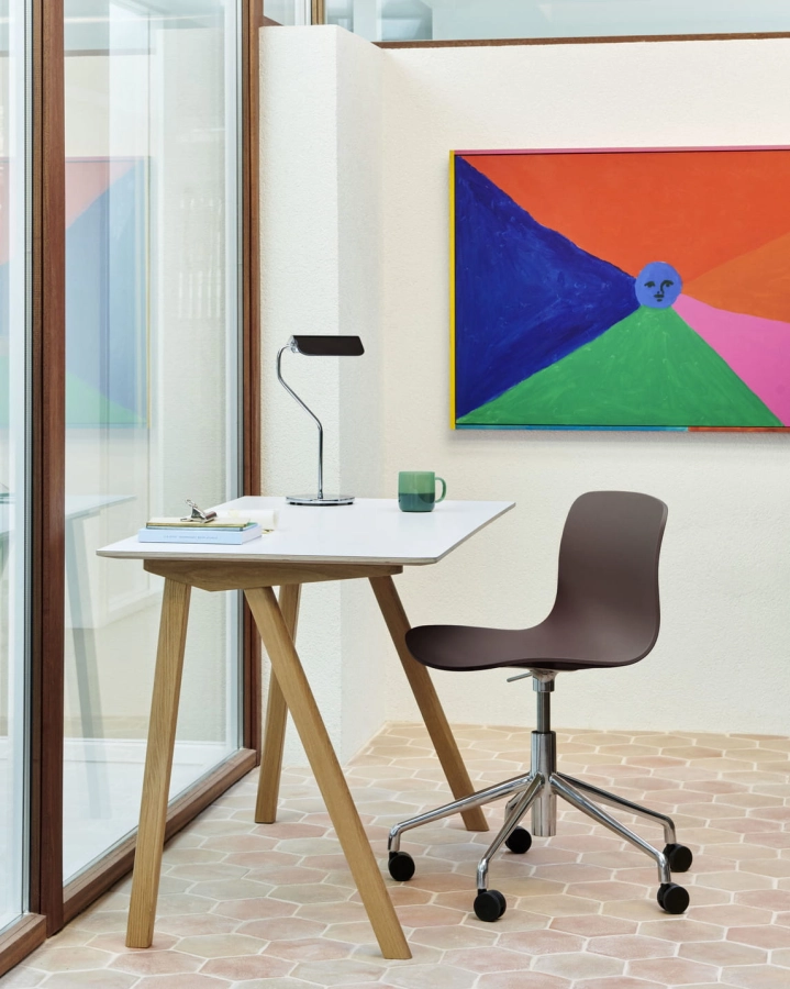 CPH 90 Desk L130xW65 off white lino top soaped oak base_Apex Table Lamp iron black_AAC 50 raisin 2.0 shell alu base.jpg