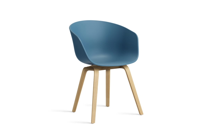 AA207-D135-AA51_AAC 22 azure blue 2.0 shell_wb lacquered oak base.jpg