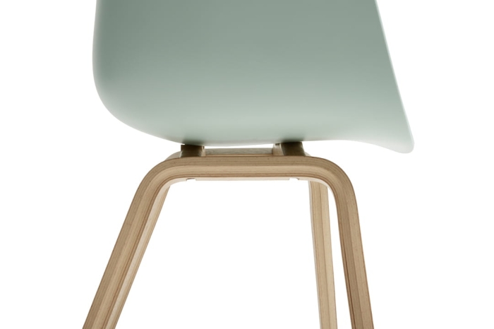 AA207-D141-AA51-01UF_AAC 22 dusty mint 2.0 shell_wb lacquered oak base_detail.jpg