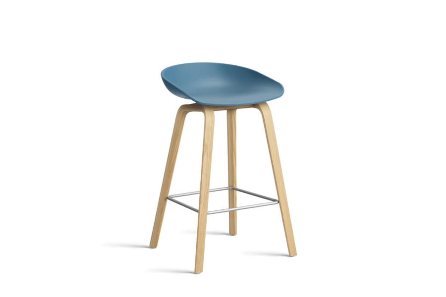 AA003-D135-AA51_AAS 32 H65 azure blue 2.0 shell_wb laquered oak base_stainless steel footrest.jpg