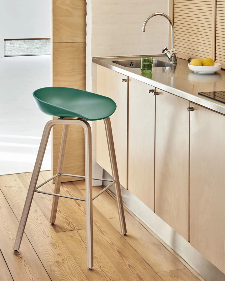 AAS 32 teal green 2.0 sheel wb lacquer oak base stainless steel footrest_Tint Tumbler green_Sobremesa Serving Bowl S white with red rim.jpg