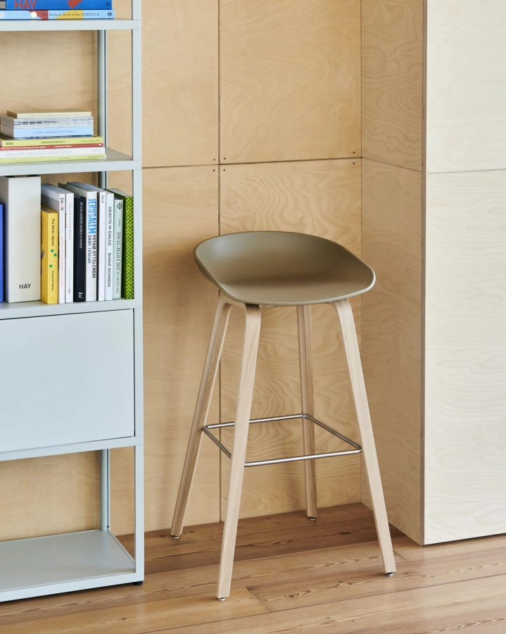 New Order Shelving System light grey_AAS 32 high clay 2.0 sheel wb lacquer oak base stainless steel footrest.jpg