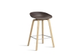 AA003-D132-AA51_AAS 32 H65 raisin 2.0 shell_wb laquered oak base_stainless steel footrest.jpg