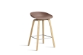 AA003-D147-AA51_AAS 32 H65 soft brick 2.0 shell_wb laquered oak base_stainless steel footrest.jpg