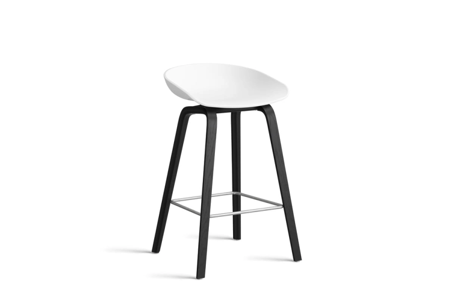 AA001-D159-AA51_AAS 32 H65 white 2.0 shell_black wb laquered oak base_stainless steel footrest.jpg