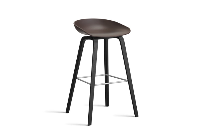 AA004-D132-AA51_AAS 32 H75 raisin 2.0 shell_black wb laquered oak base_stainless steel footrest.jpg