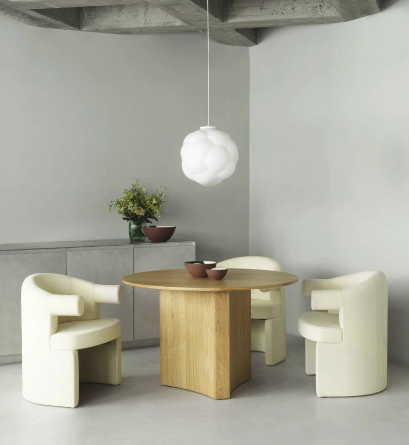2023_Bue_Table_Oak_Burra_Chair_Vidar_1511_Bubba_Lamp_Ø42_01.jpg