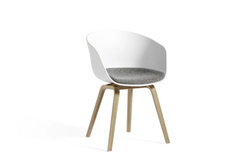 AA207-D344-AA25-01CM_AAC 22 white 2.0 shell_seat uph Hallingdal 126_wb lacquer oak base.jpg