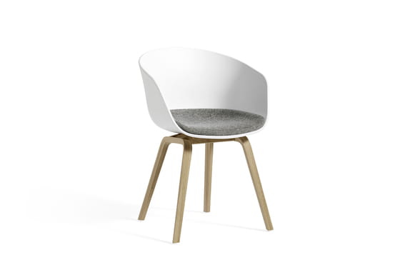 AA207-D344-AA25-01CM_AAC 22 white 2.0 shell_seat uph Hallingdal 126_wb lacquer oak base.jpg