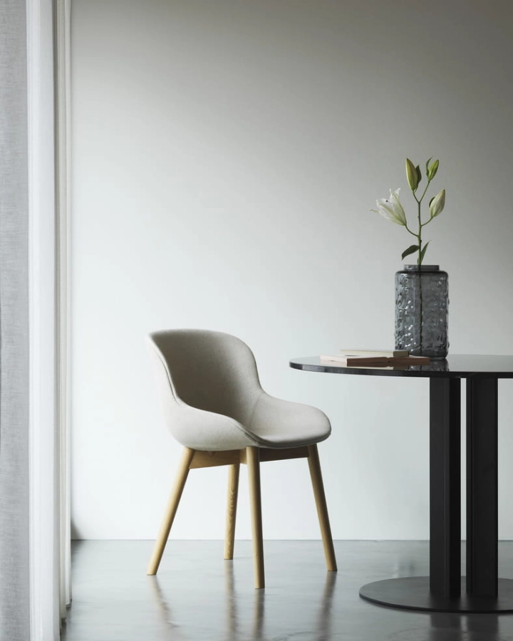 2021_Hyg_Chair_Wood_Full_Uph_MLF20_Oak_Scala_Table_H75_Ø110cm_Marble_Black_01.jpg