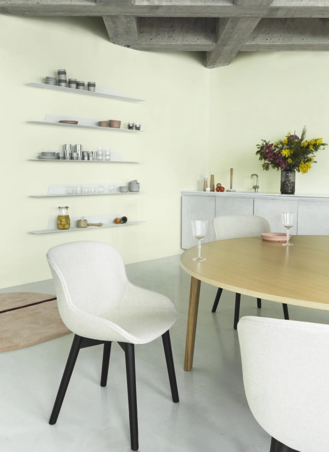 2022_Hyg_Chair_Black_Oak_Jet_Shelf_White_01.jpg