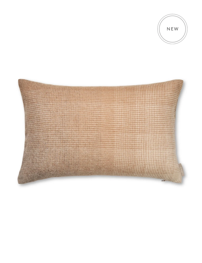 Horizon_cushion_cover_40x60_cm-Cushion-90003-Camel-7_6cd9197d-a075-4974-83c1-31e9ff7ada94_1800x1800.webp