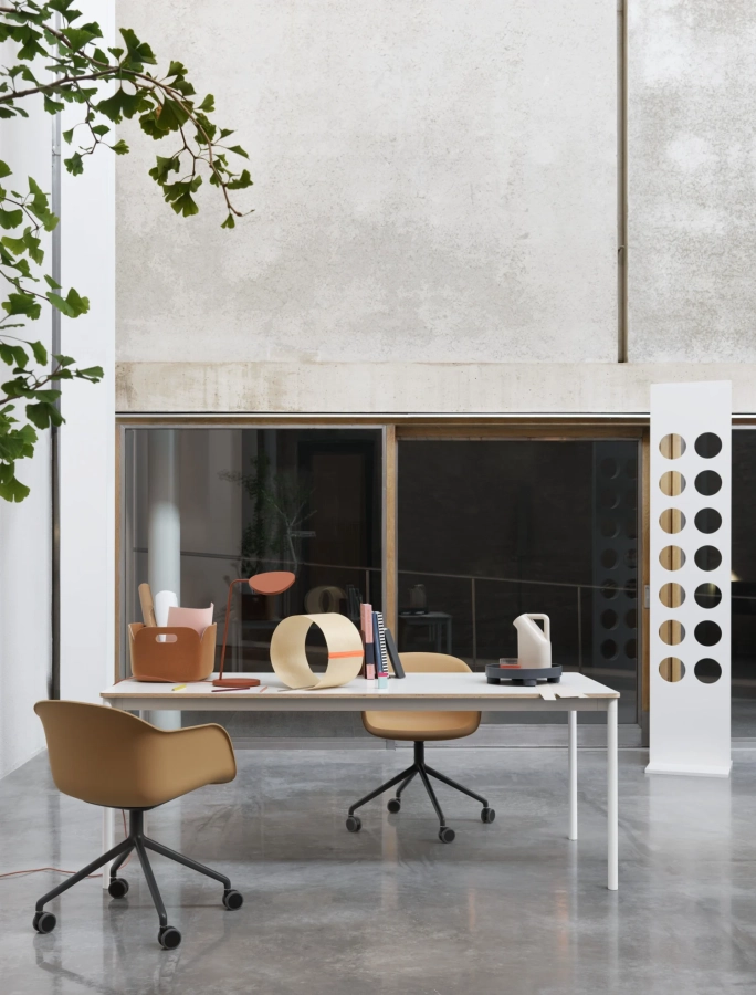 4075-en-fiber-arm-chair-with-castors-base-table-leaf-lamp-restore-platform-tray-tub-jug-muuto-org.webp