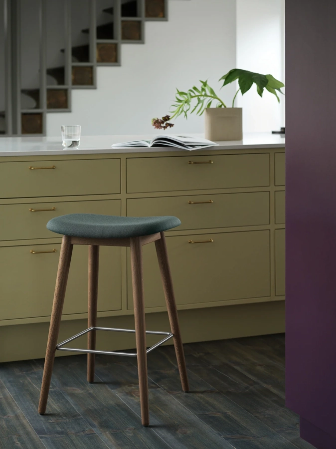 13188-en-fiber-bar-stool-h65-twill-weave-990-stained-dark-brown-ridge-vase-muuto-org.webp