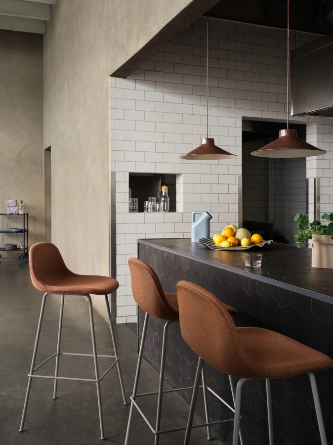 22965-en-fiber-bar-w-backrest-h75-tube-grey-re-wool-568-top-pendant-o36-deep-red-tub-jug-pale-blue-ridge-h16-5-beige-wave-tray-corky-flow-muuto-org.webp