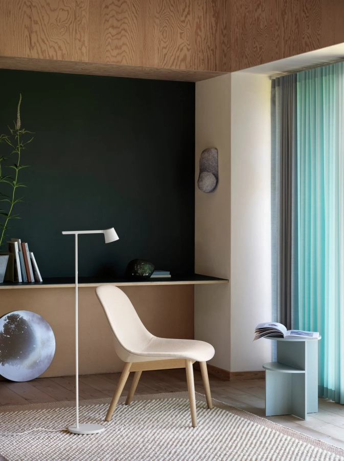 9083-en-tip-floor-lamp-grey-fiber-lounge-chair-wood-base-steelcut-trio-236-oak-pebble-rug-rose-halves-sage-green-muuto-med-res.webp