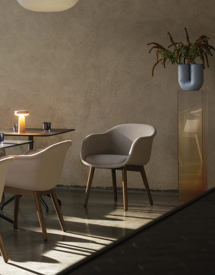 23190-en-fiber-conference-hallingdal-113-stained-dark-brown-still-75x65-black-ease-portable-lamp-taupe-strand-closed-60-raise-closercrop-muuto-org.jpg