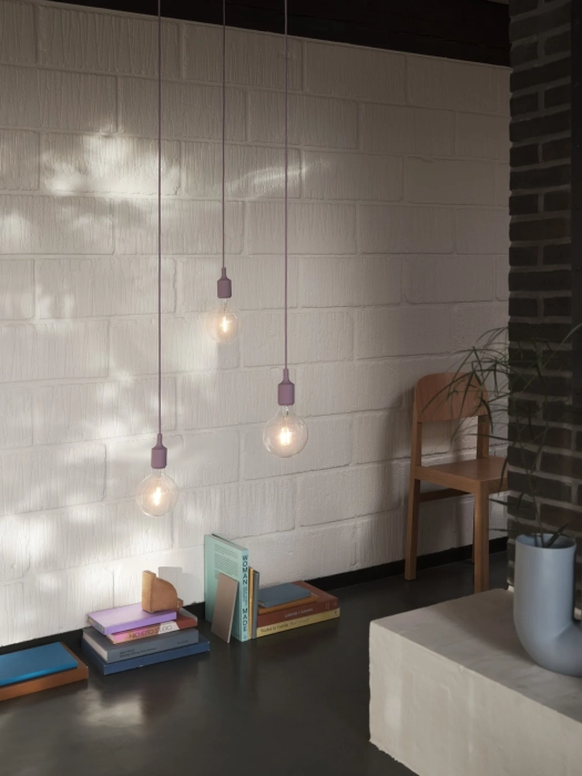 22955-en-e27-dusty-lilac-workshop-chair-oak-kink-vase-light-blue-muuto-org.webp