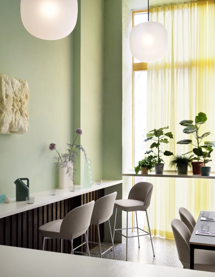4856-en-oslo-bar-stool-ocean-32-chrome-rime-pendant-black-ridge-vase-tub-jug-muuto-org.webp