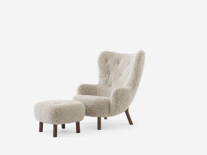 Petra VB3_Pouf ATD1_Sheepskin Moonlight 17mm w. Walnut.jpg