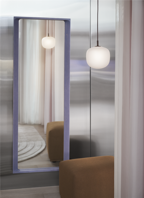 arced-mirror-light-lilac-echo-acca-361-relevo-off-white-rime-black-muuto-org Średni.png