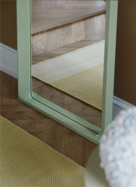 arced-mirror-light-green-varjo-rug-yellow-muuto-org Średni.png