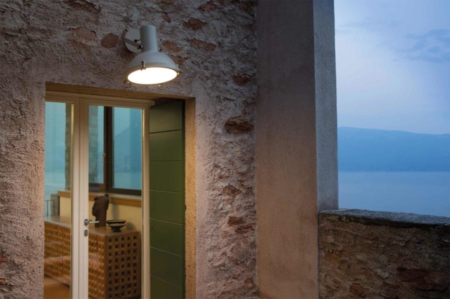 projecteur-365-ip54-wall-ceiling-white-sand-1280x853.jpg