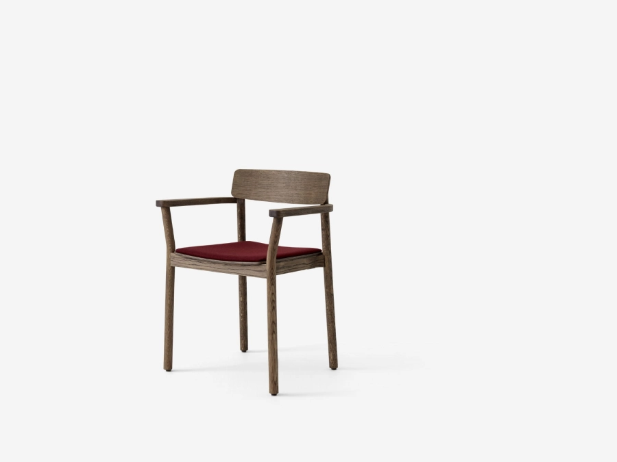 Betty TK11_Smoked oak w. hallingdal 0694_amgled front.jpg