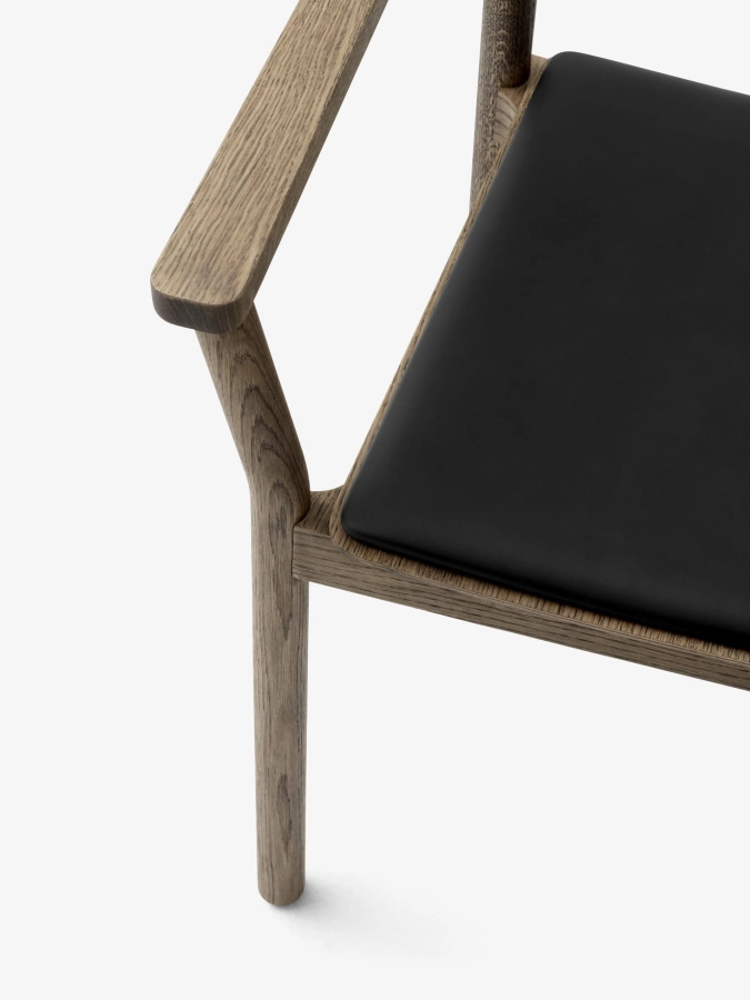 Betty TK11_Smoked oak w. Noble black leather_angled_detail.jpg