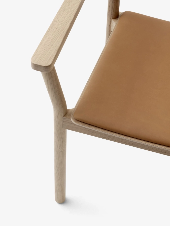 Betty TK11_Clear lacquered oak w. noble cognac leather_angled_detail.jpg