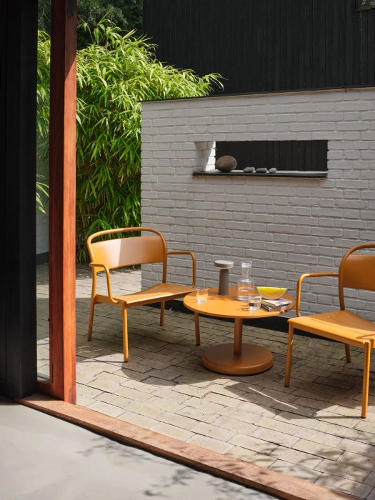 26099-en-linear-steel-lounge-armchair-coffee-table-70-burnt-orange-ease-taupe-raise-clear-muuto-org.webp