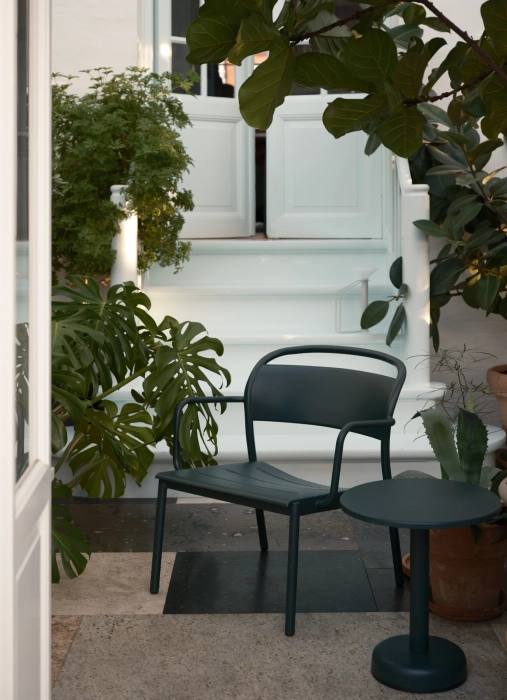 27886-en-linear-steel-lounge-armchair-coffee-table-42-h47-dark-green-piton-alu-muuto-org.webp