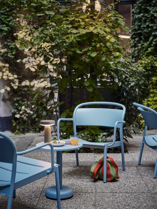 27825-en-linear-steel-lounge-armchair-pale-blue-coffee-table-42-h47-pale-blue-ease-portable-taupe-muuto-org.webp
