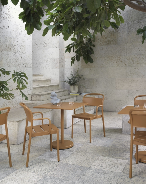 Linear-steel-armchair-linear-steel-cafe-table-70x70-burnt-orange-muuto-org_(150).jpg