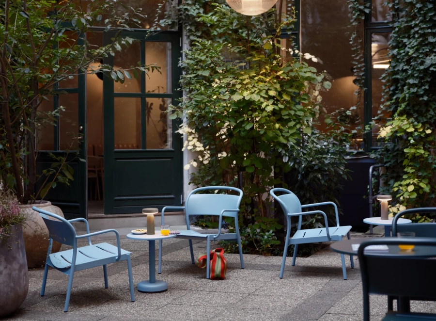 27883-en-linear-steel-lounge-armchair-coffee-table-42-h47-pale-blue-ease-taupe-muuto-org-2.webp