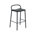 18516-en-linear-steel-bar-stool-h75-black-muuto-5000x5000-hi-res.webp
