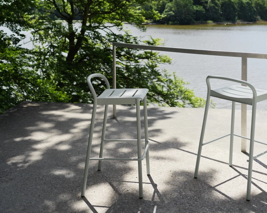 19381-en-linear-steel-bar-stool-grey-h75-muuto-org.webp